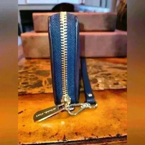 Michael Kors leather zip around wallet - Picture 3 of 7